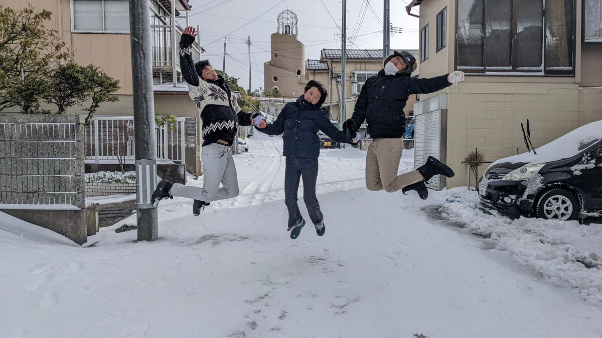 雪の中でジャンプ