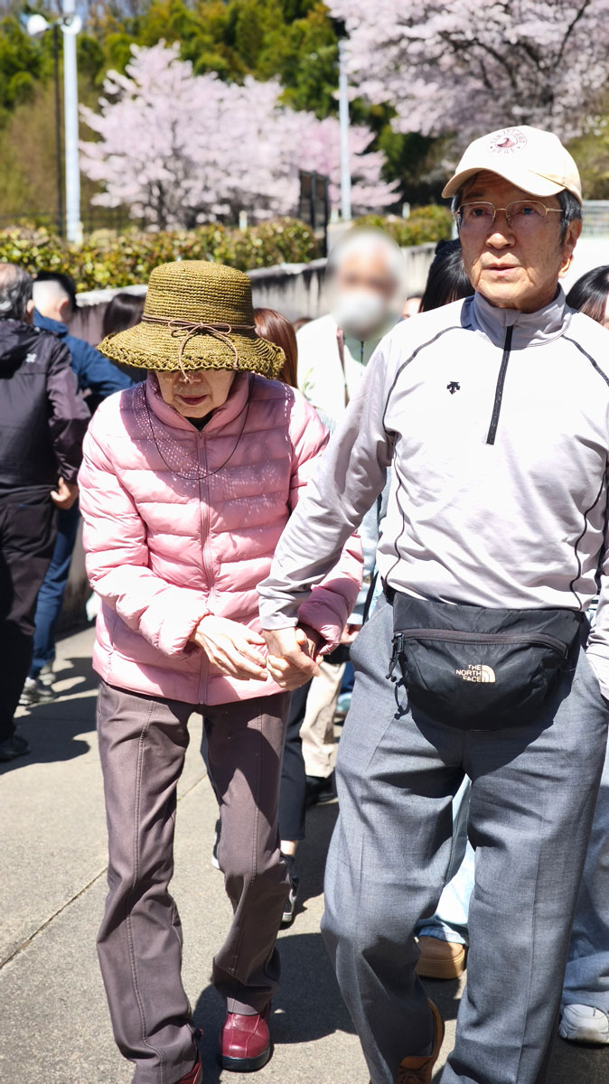 母の手をしっかりと握って